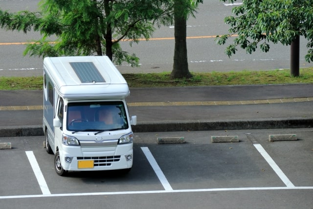 駐車場に停まる軽トラ