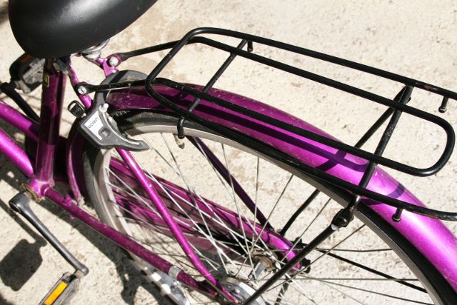 紫の自転車