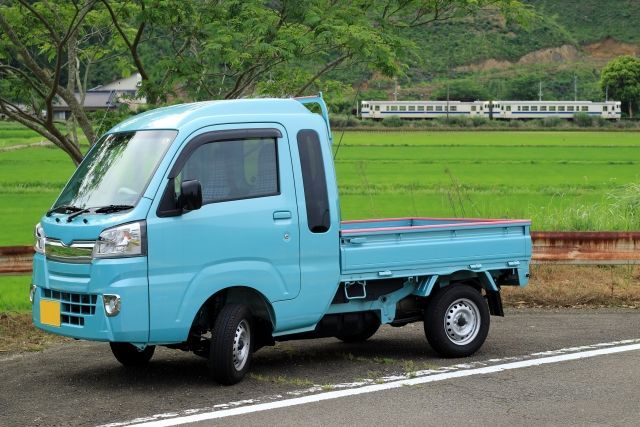 停車中の青の軽トラ