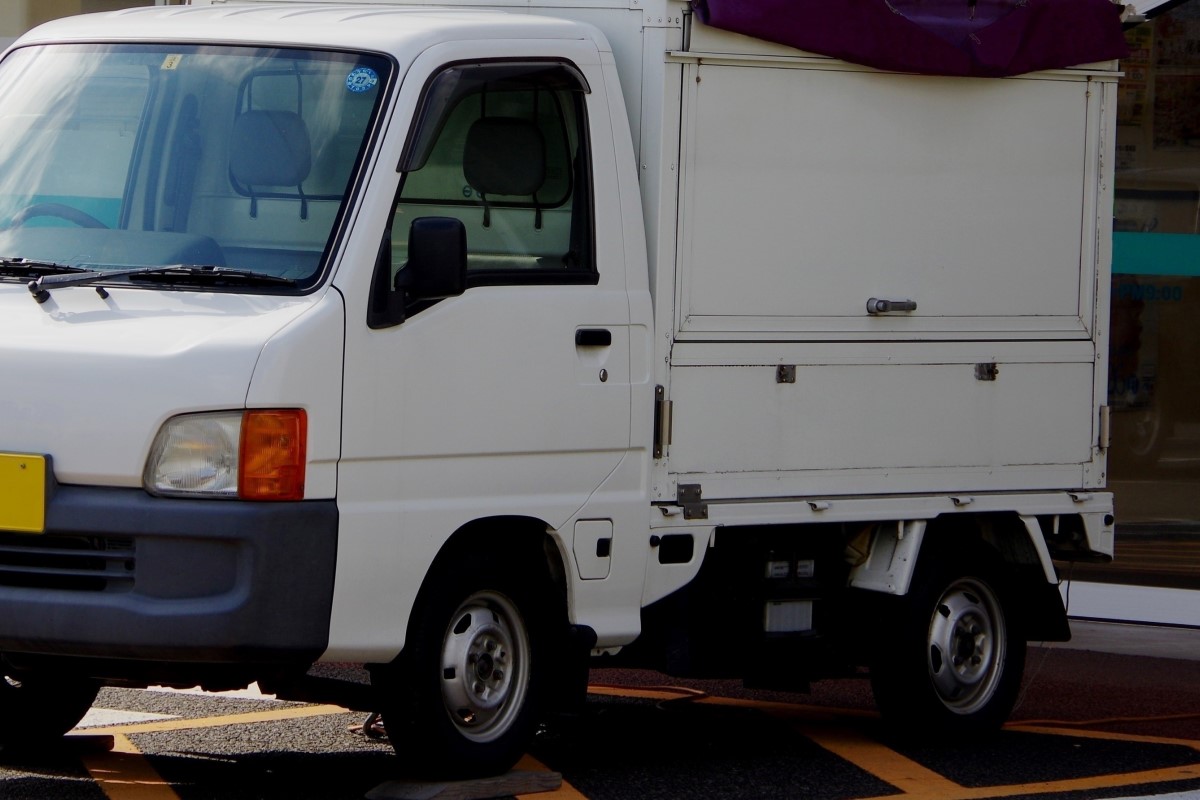 トラック荷台のはみ出し対策 軽トラの荷台の種類 トラックの車両区分 トラックの荷台のサイズ はみ出してしまう際の注意点は 軽トライアングル