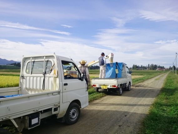 軽トラの荷台に乗る人