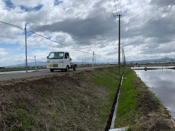 田んぼの近くに停められた軽トラ